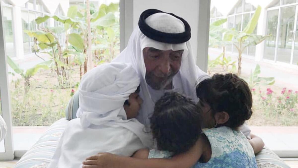 Video: Dubai Crown Prince pays tribute to Sheikh Khalifa as heartwarming picture goes viral