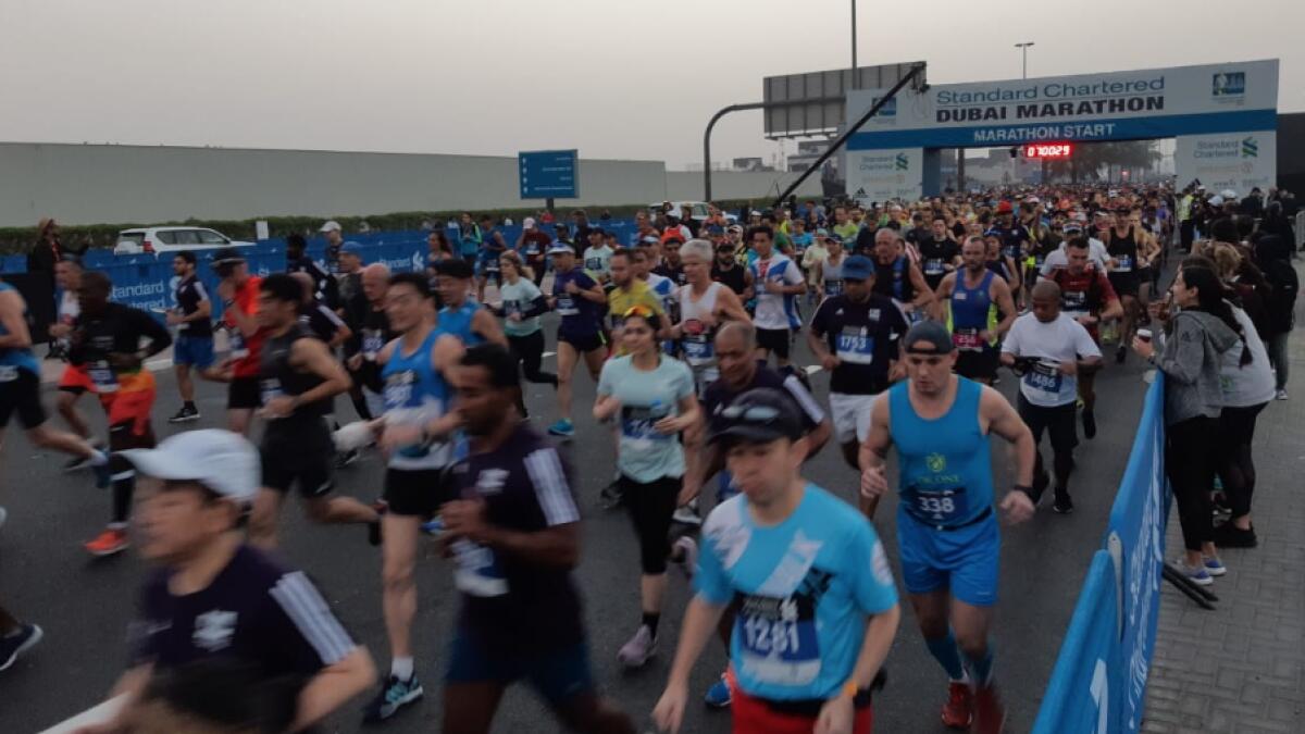 Thousands gather as Standard Chartered Dubai Marathon 2019 begins 