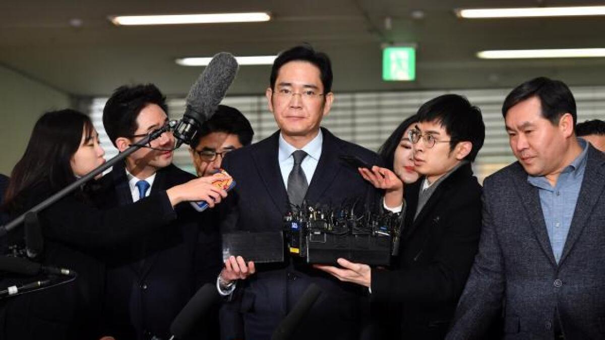  Samsung chief held over graft charges 