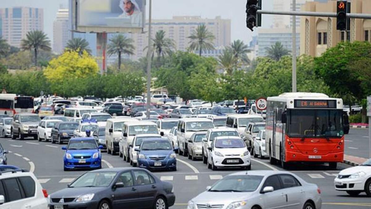 Extremely slow moving traffic on these UAE roads 