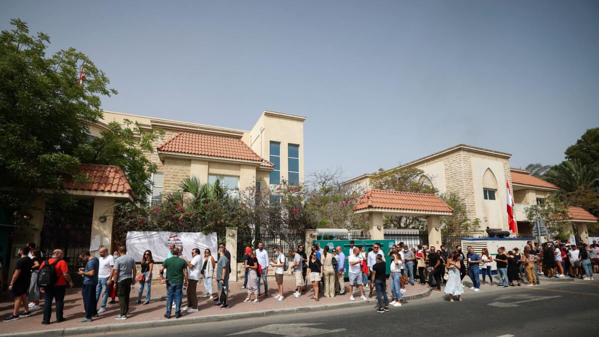 Lebanese expats queue to cast their votes in Dubai on May 8, 2022. Photo: AFP