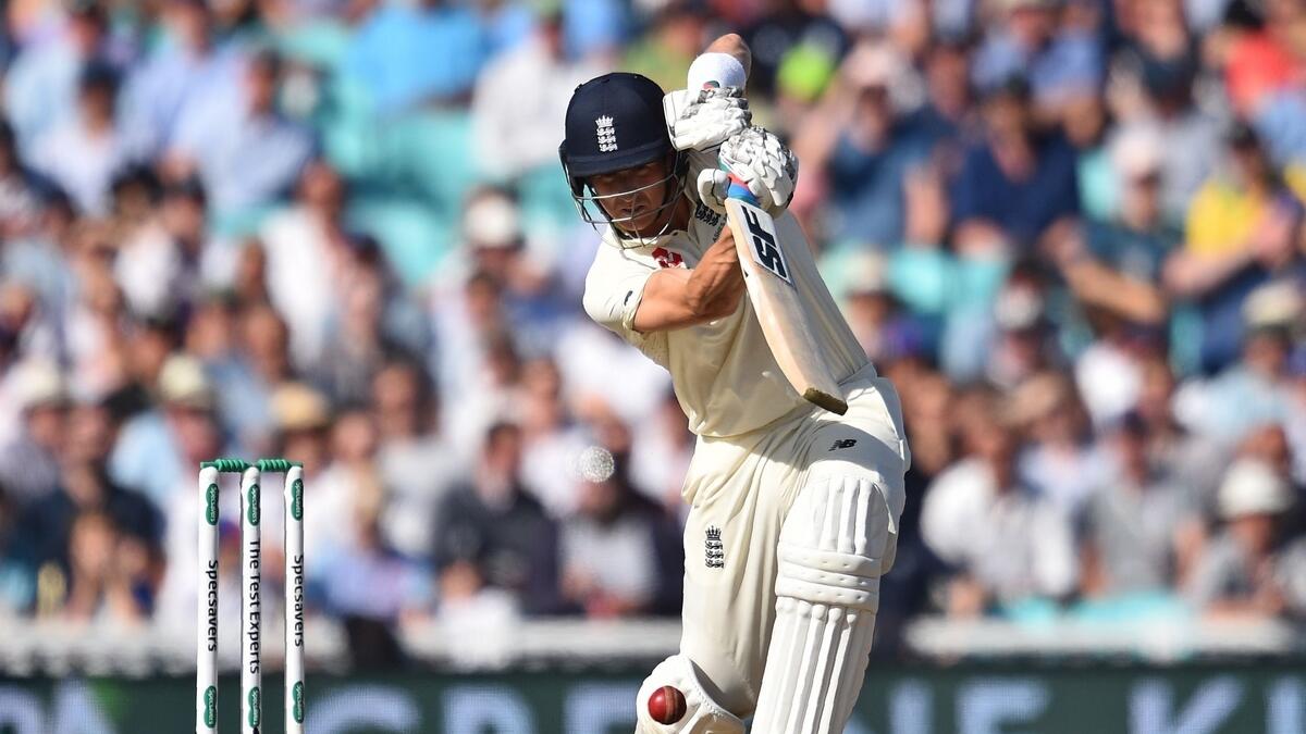 Denly helps England build daunting lead