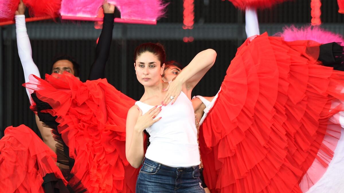 Bollywood actress Kareena Kapoor (C) and dancers rehearse on stage at the Mid Florida Credit Union Amphitheater ahead of the IIFA Magic of the Movies on the third day of the 15th International Indian Film Academy (IIFA) Awards in Tampa, Florida, April 25, 2014. AFP PHOTO JEWEL SAMAD / AFP PHOTO / JEWEL SAMAD