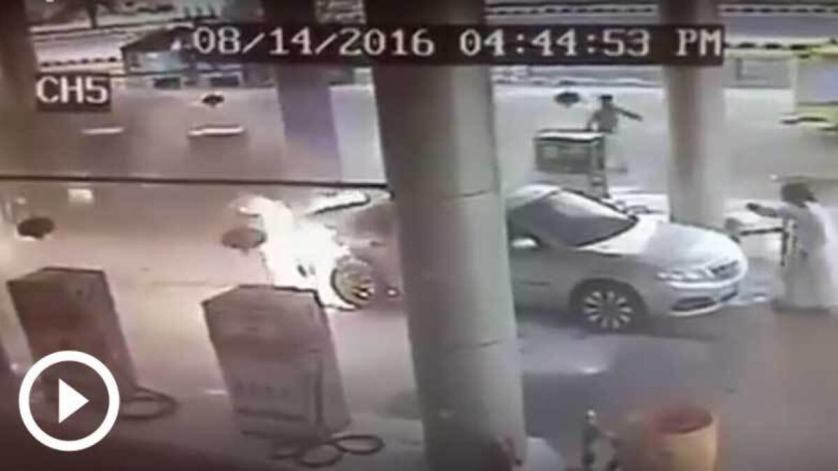 WATCH: Saudi man puts life at risk to tow away burning car