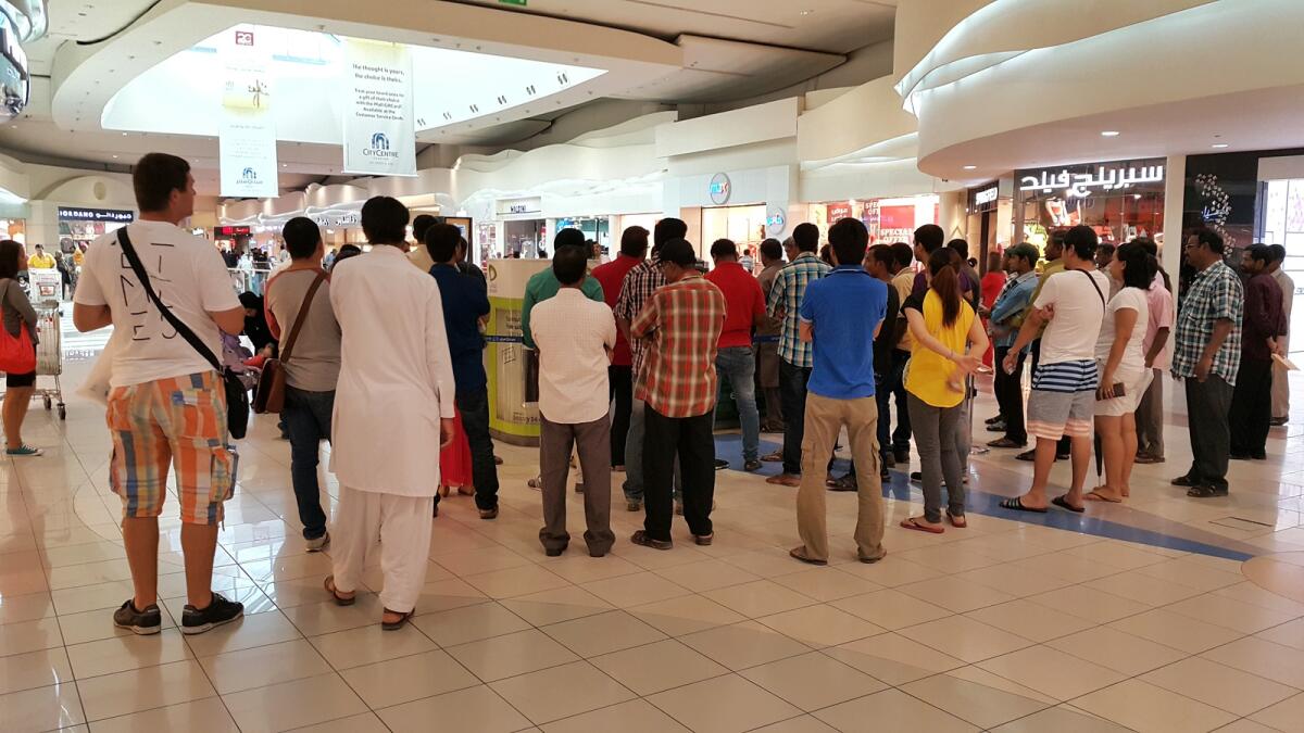 Long queues as Sim re-registration deadline expires