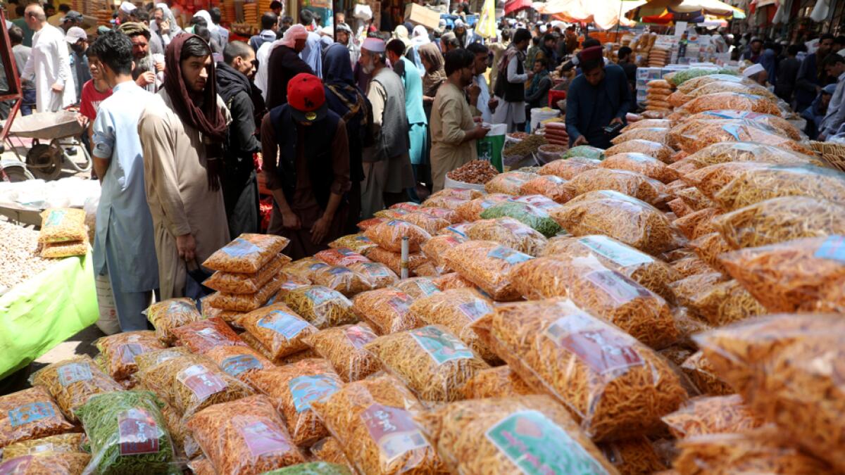 People shop goods ahead of Eid Al Adha, amid the spread of the coronavirus disease, in Kabul, Afghanistan. Photo: Reuters