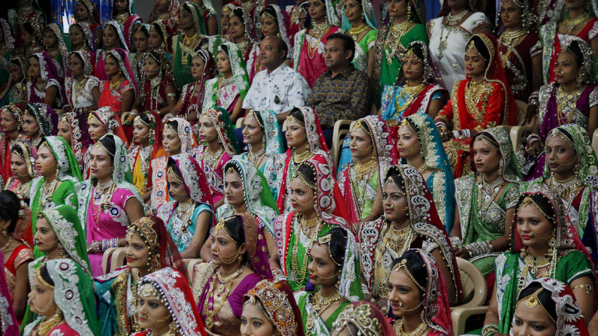 Diamond trader hosts mass wedding for 151 couples