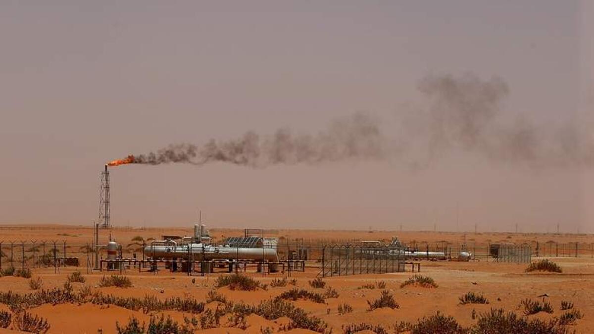  Saudis order oil cuts to US, Europe before non-OPEC talks