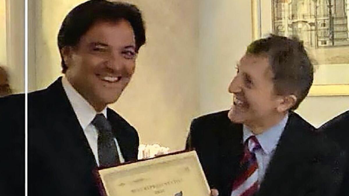 Piero Ricotti, former president of the Italian Chamber of Commerce in the United Arab Emirates, awards Andrea Ballare the prize for best representative 2021.