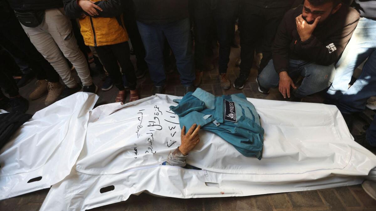 Gaza: Dua jurnalis, salah satunya putra kepala biro Al Jazeera, tewas akibat pemboman Israel – Berita