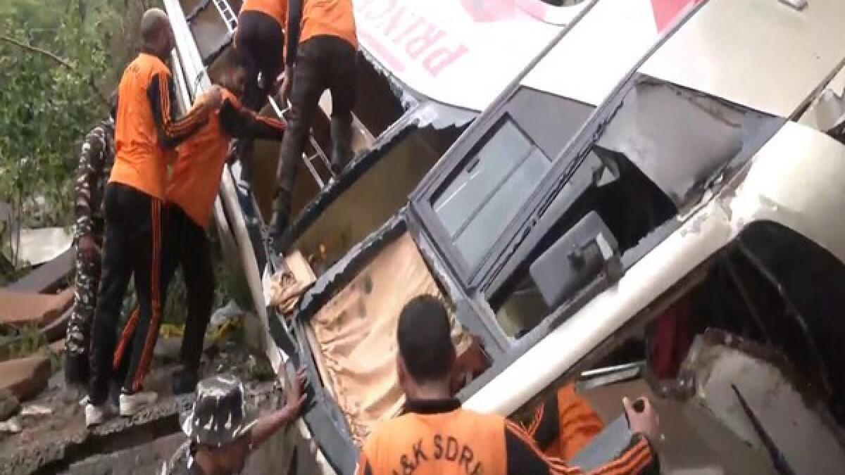 الهند: 8 قتلى و 30 جريحا بانغماس حافلة في واد عميق