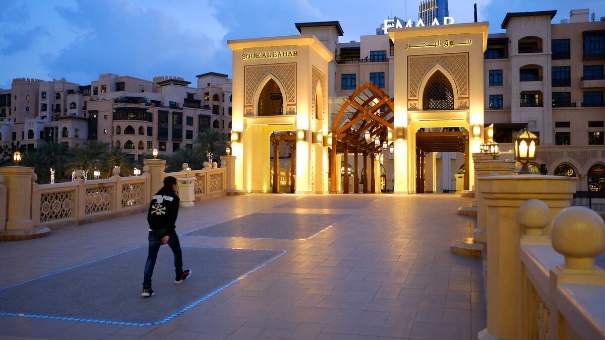 On Tuesday, one day before the closure of shopping malls, Dubai mall and major shopping malls and areas wore a deserted look as residents took up the campaign and stayed home.