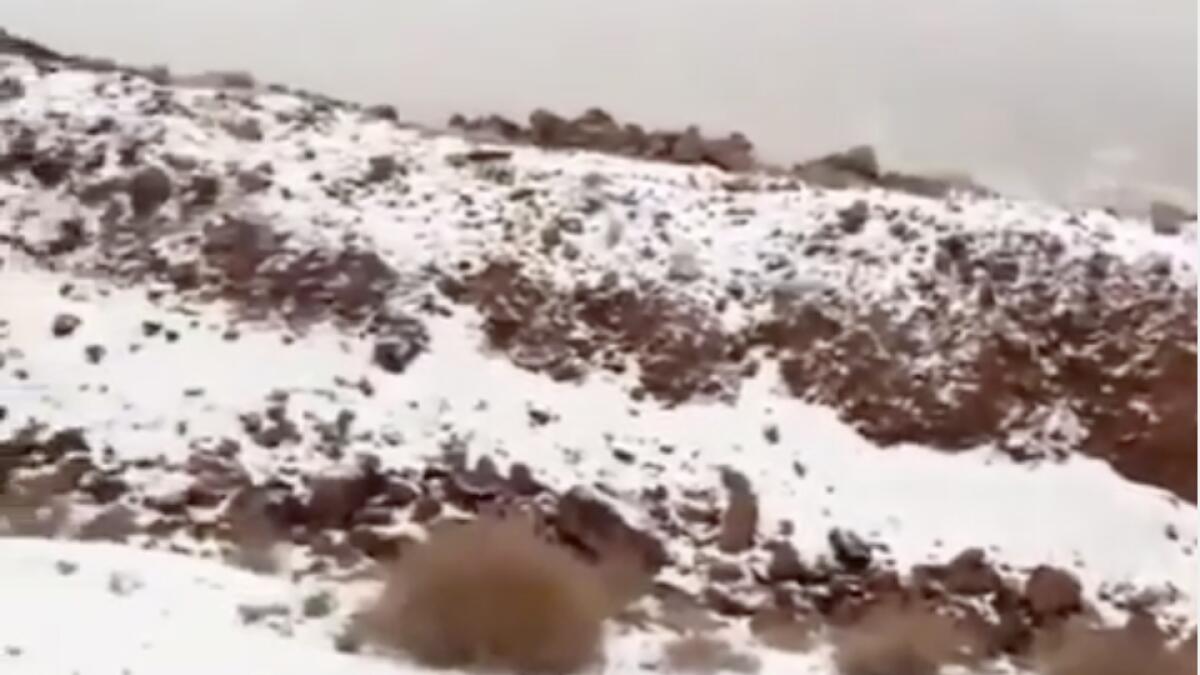 Video: Residents flock to Saudi mountains after heavy snowfall 