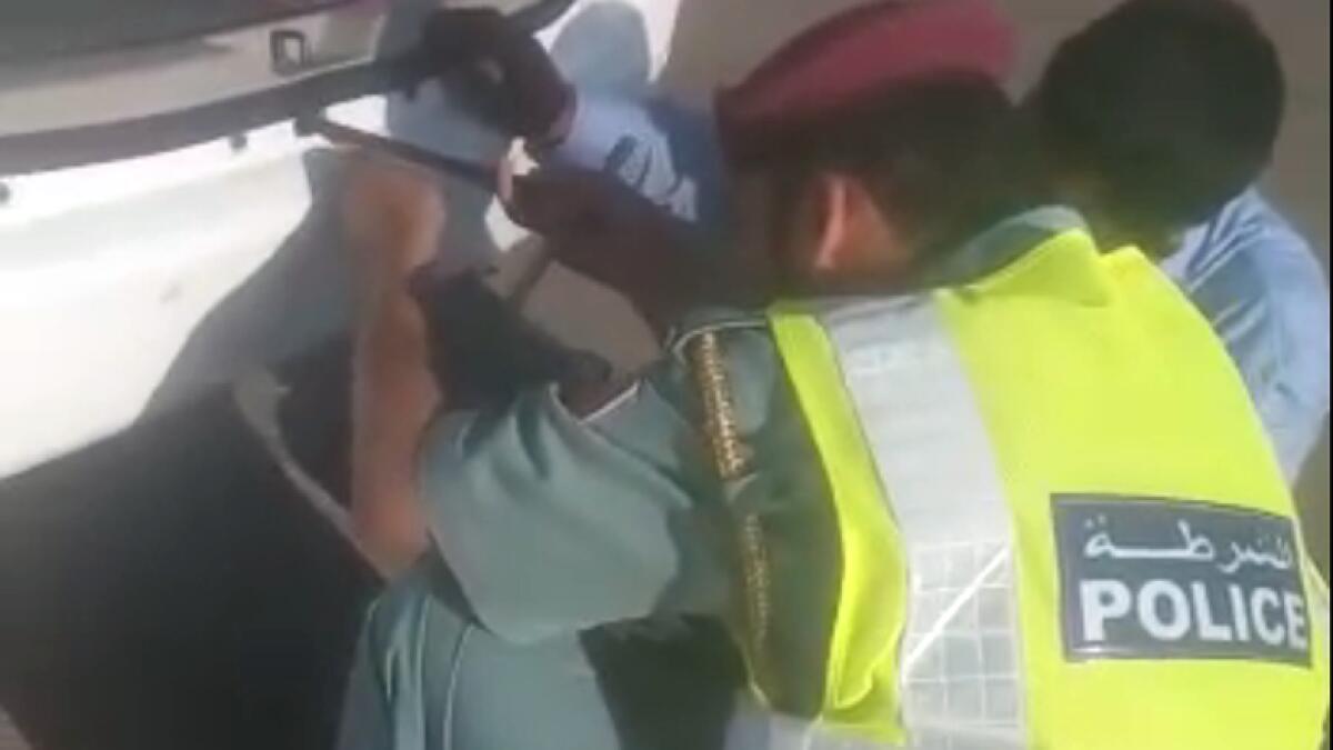 Video: Abu Dhabi cop changes tyre for stranded woman