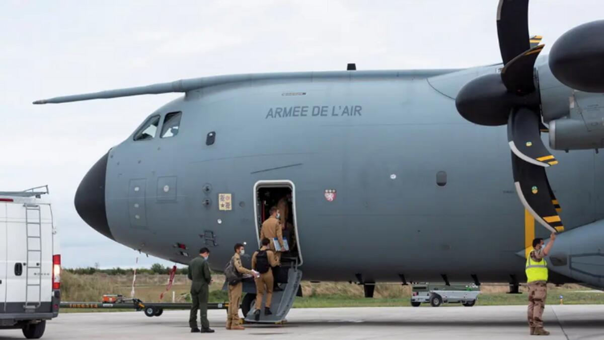 Army members board a French Air Force plane ahead of an operation to evacuate several dozen French citizens from Afghanistan. Photo: Reuters