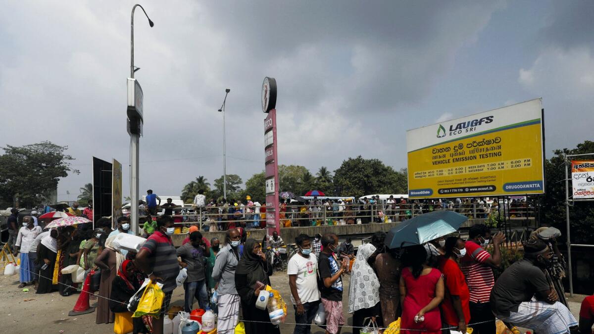 People stand in a long queue to buy kerosene oil due to shortage of domestic gas as a result of country's economic crisis, at a fuel station in Colombo, Sri Lanka  March 18, 2022. Photo: Reuters