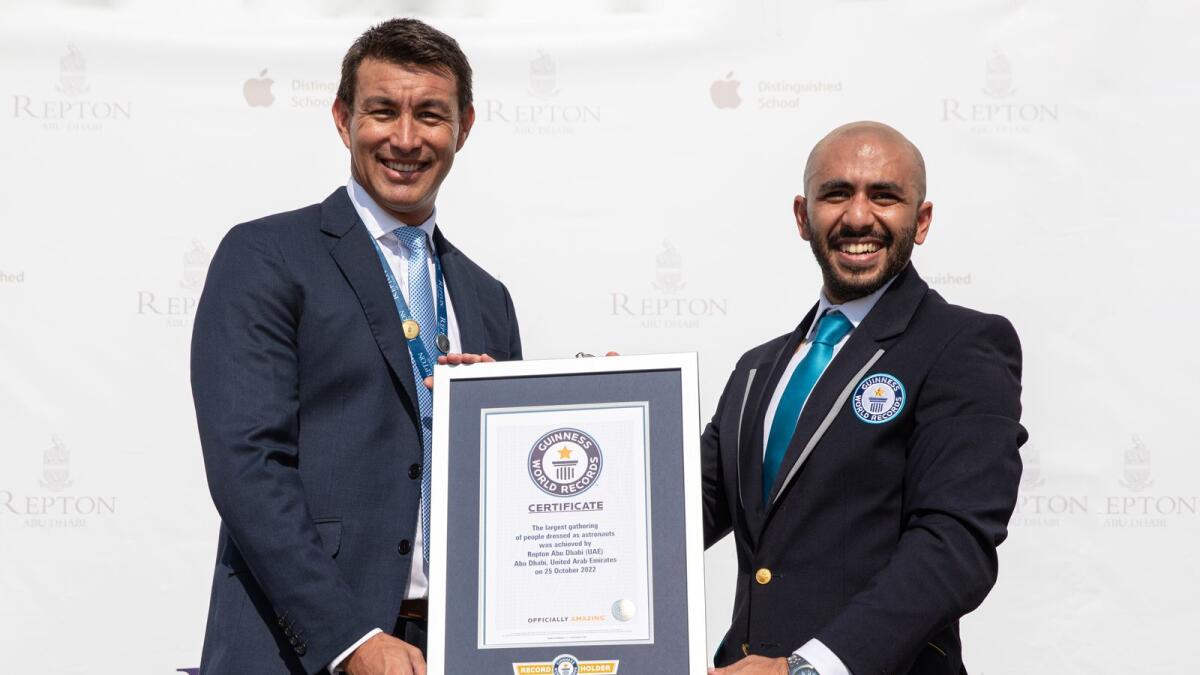 Steven Lupton (L), Raafat Tawfik, Guinness World Records Adjudicator (R)