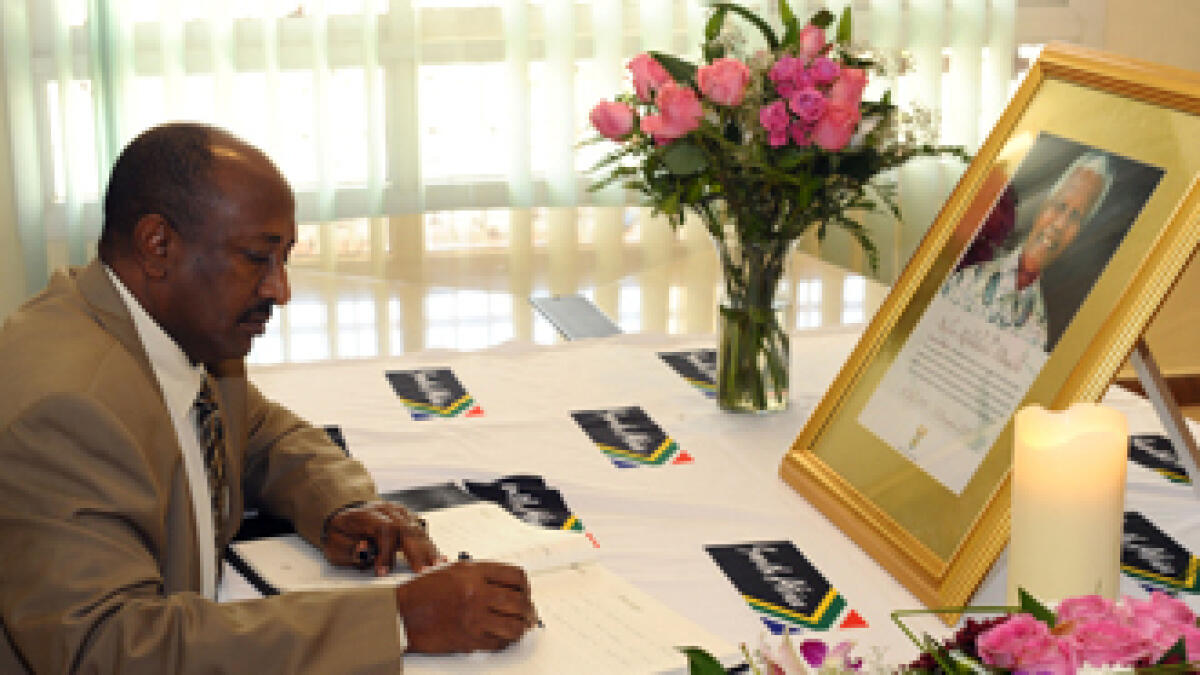 Diplomats pay tributes to Mandela at South African embassy