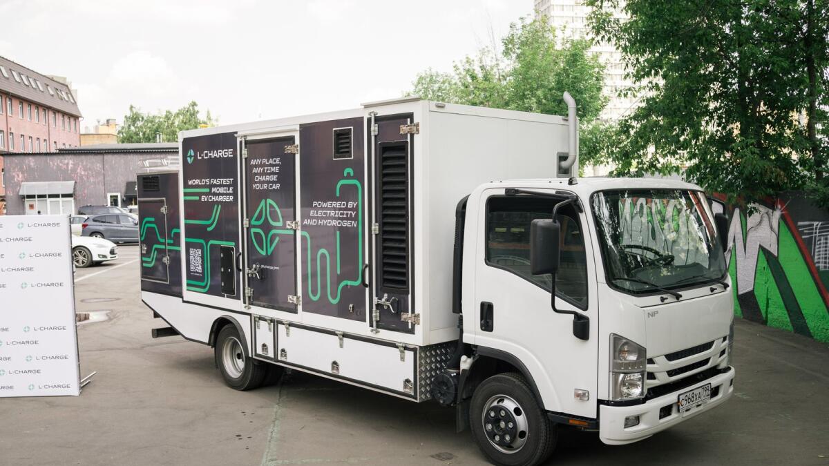 L-Charge’s infrastructure are mini power stations capable of generating and storing energy and charging electric cars with no need for a grid connection.