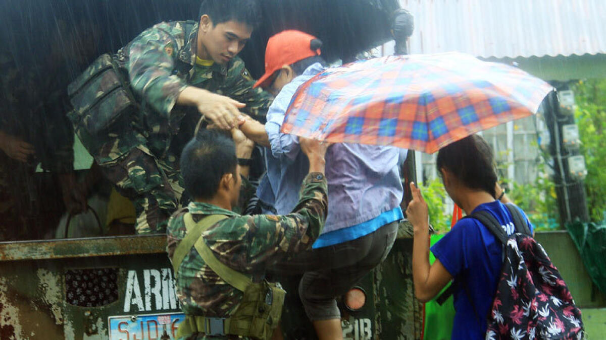 Military personnel evacuate residents from a village in the city of Legaspi in Albay province, south of Manila on December 14, 2015. (AFP photo)