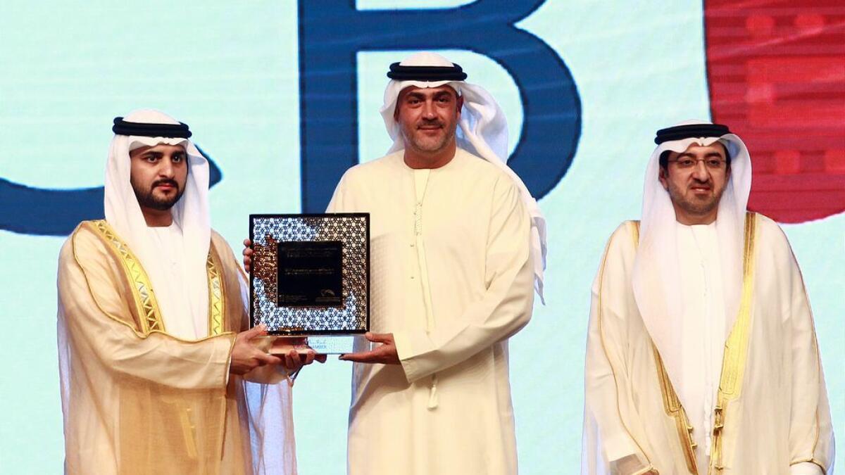 Ala’a Eraiqat, Group CEO and executive director of ADCB, receives the Outstanding Award for Business Innovation from Sheikh Maktoum bin Mohammed bin Rashid Al Maktoum.
