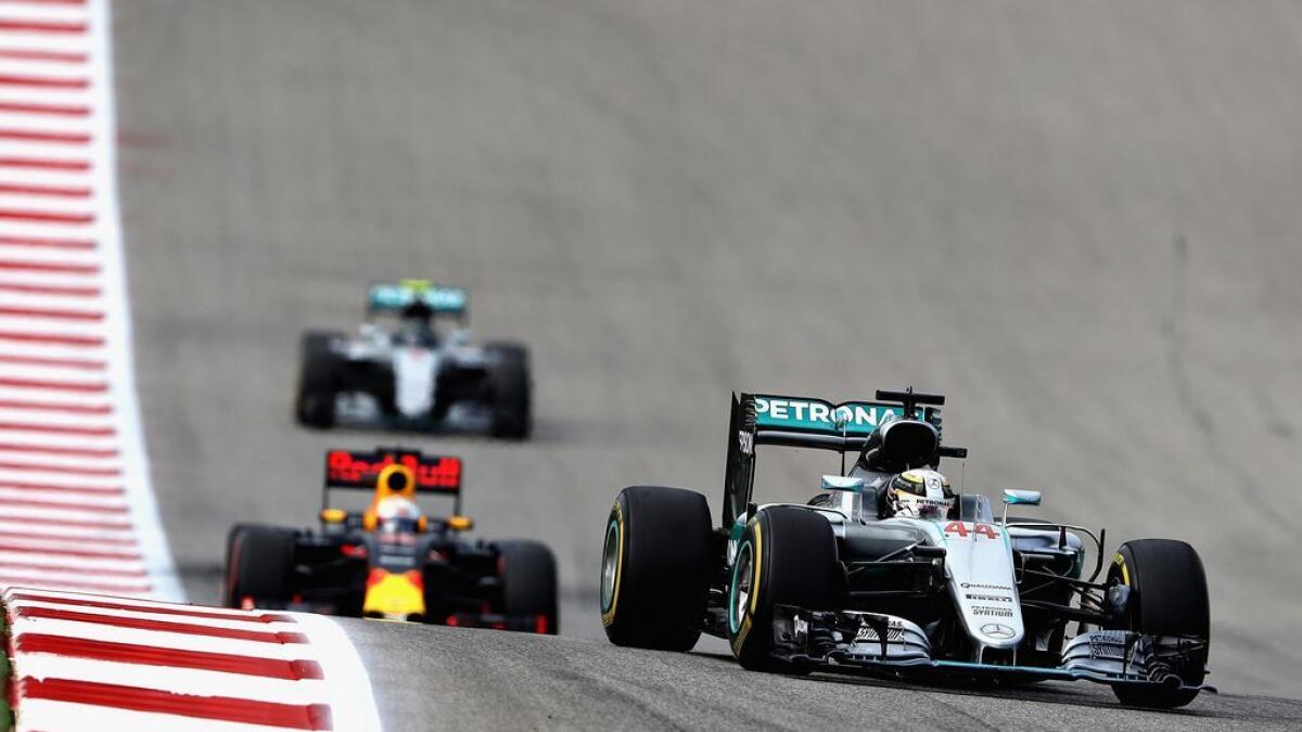 50-up Hamilton keeps title bid alive with US victory