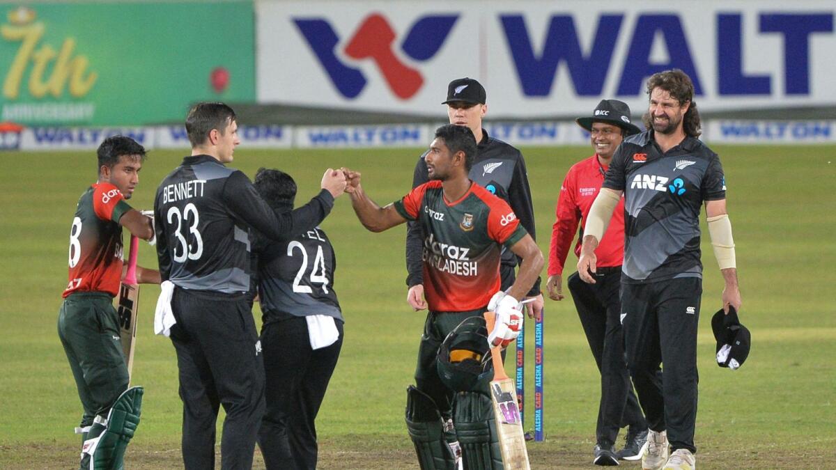 New Zealand's Hamish Bennett (second left) congratulates Bangladesh captain Mahmudullah (centre) after the match. (AFP)