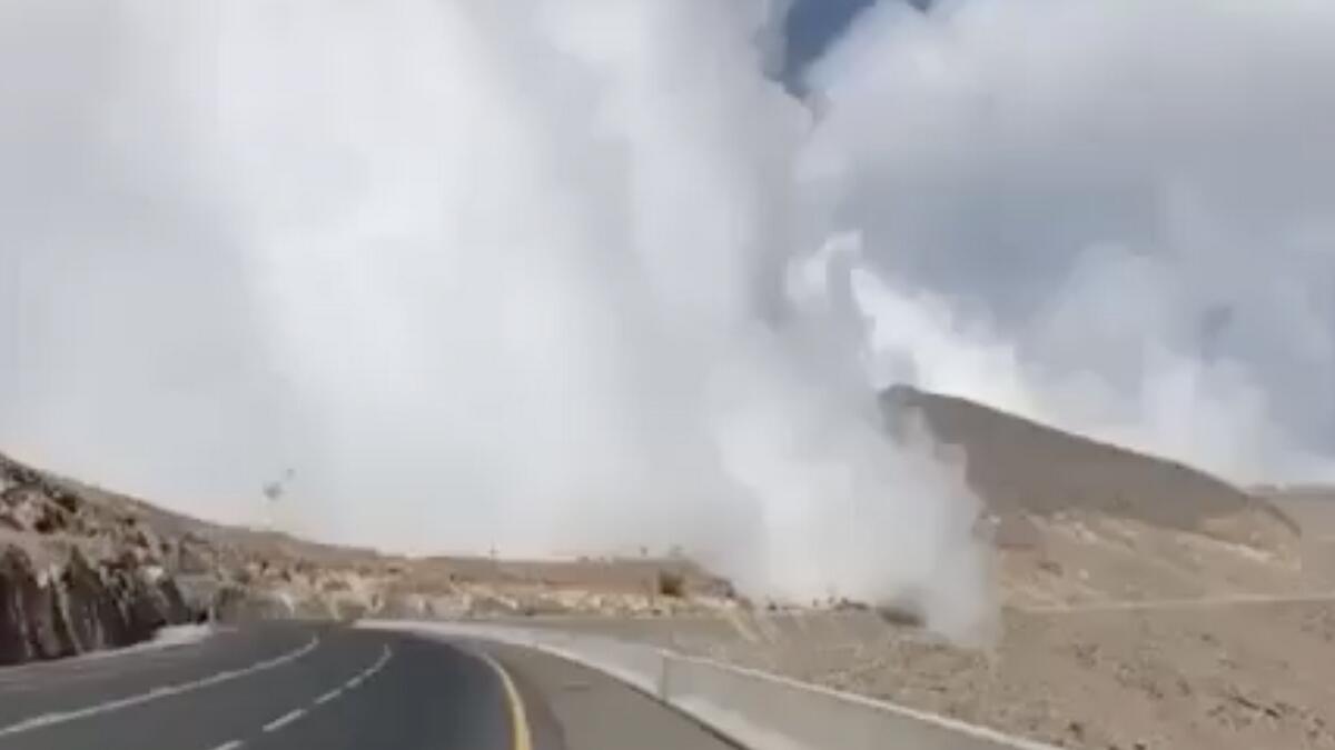Video: Giant cloud engulfs UAE mountain road 
