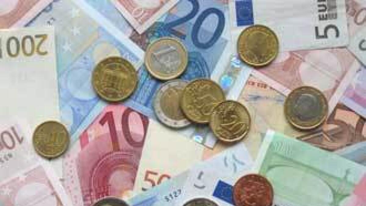 Euro, shares flat, awaiting central banks