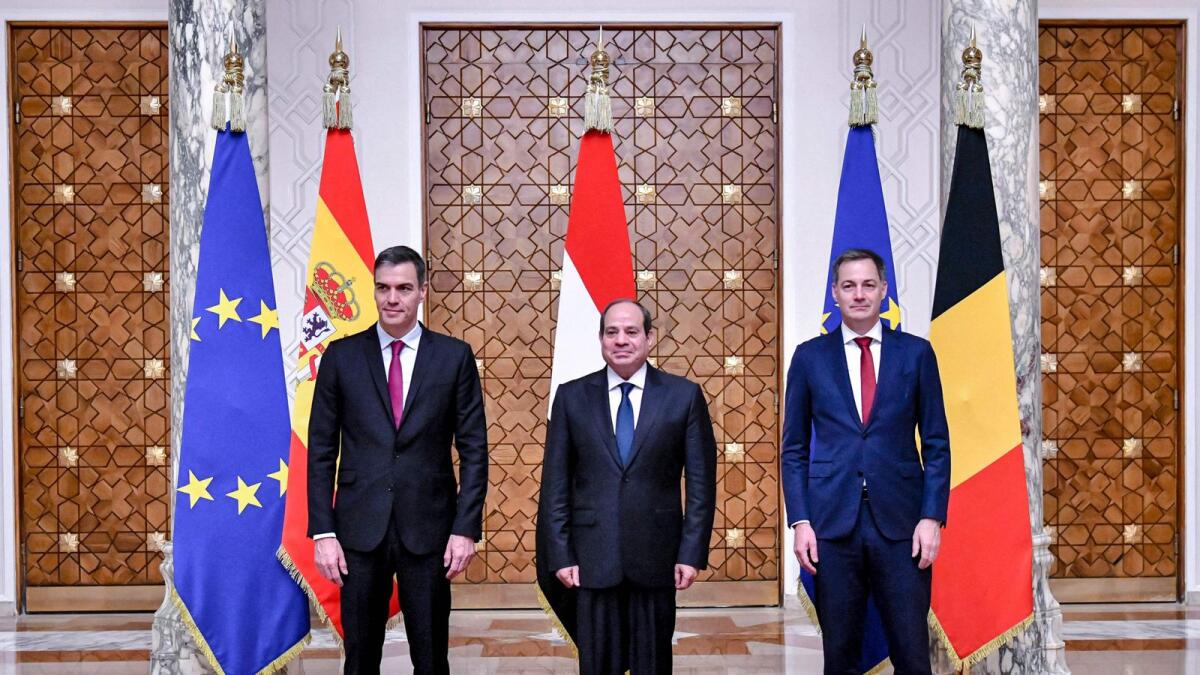 Abdel Fattah Al Sisi (C) meeting with Spanish Prime Minister Pedro Sanchez (L) and Belgium Prime Minister Alexander De Croo (R) at the Ittihadia presidential Palace in Cairo. — AFP