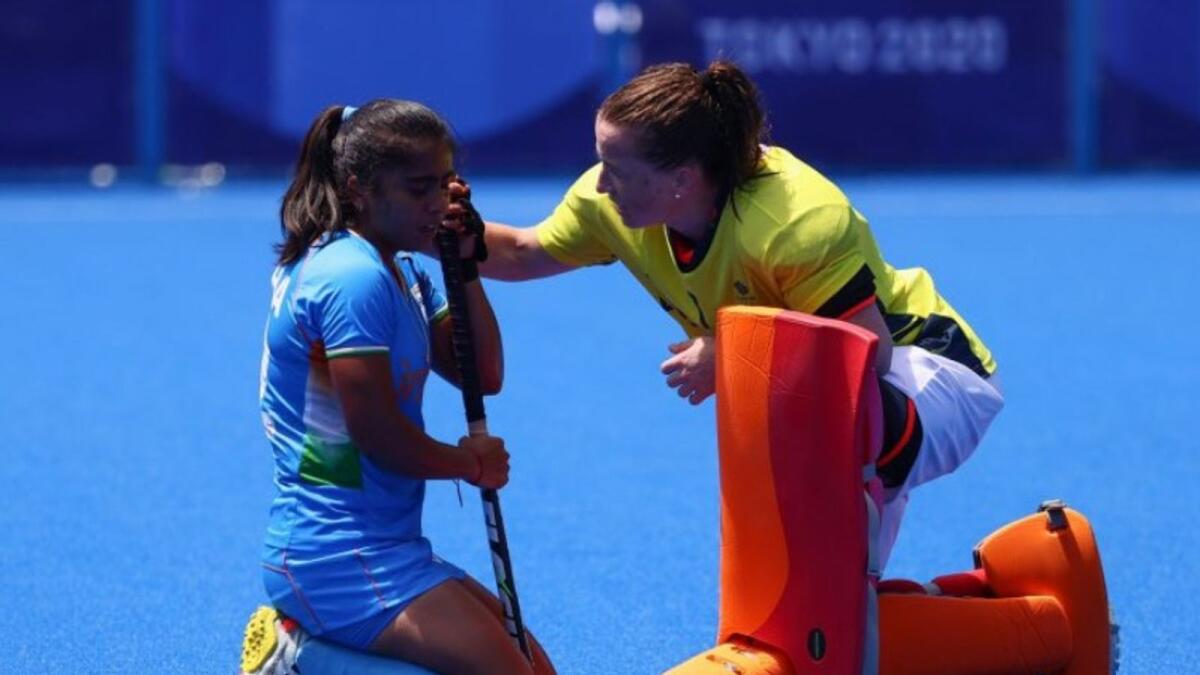 A British player consoles an Indian player after their bronze medal match on Friday. (Tokyo Olympics)