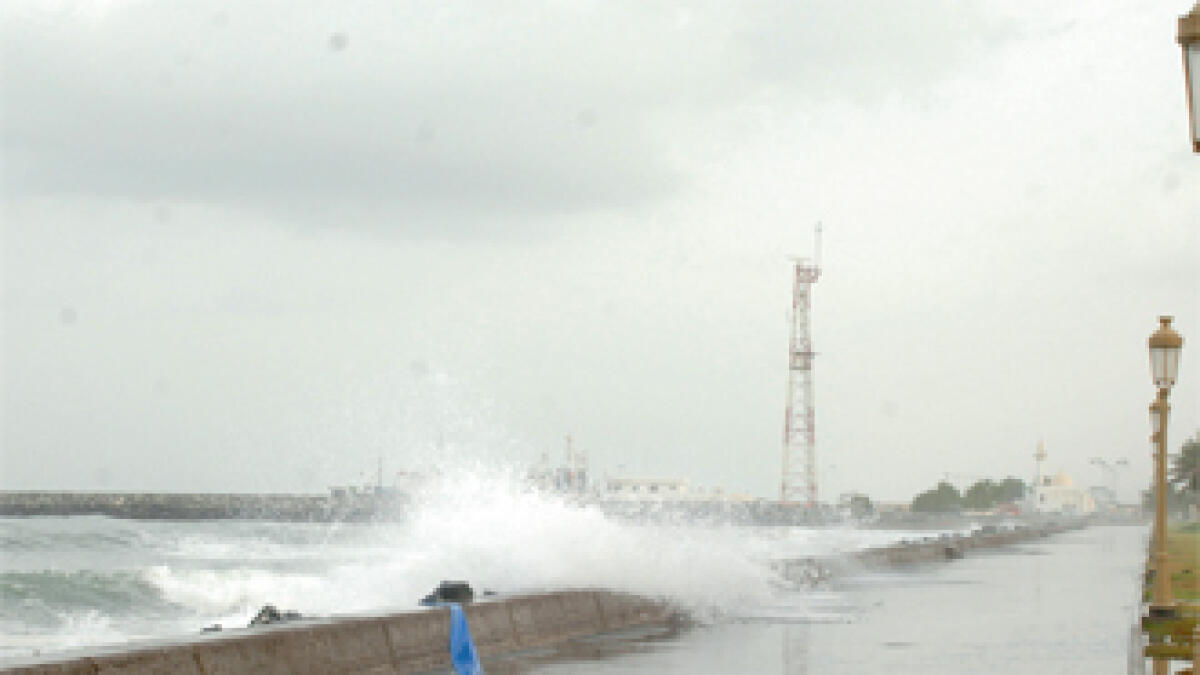 7-metre-high waves strike Fujairah shores