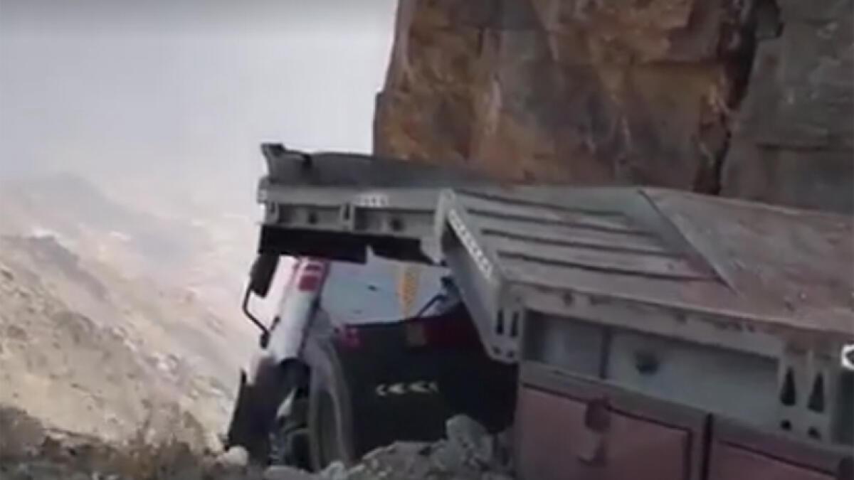 Video: Trailer dangles off cliff in Saudi Arabia
