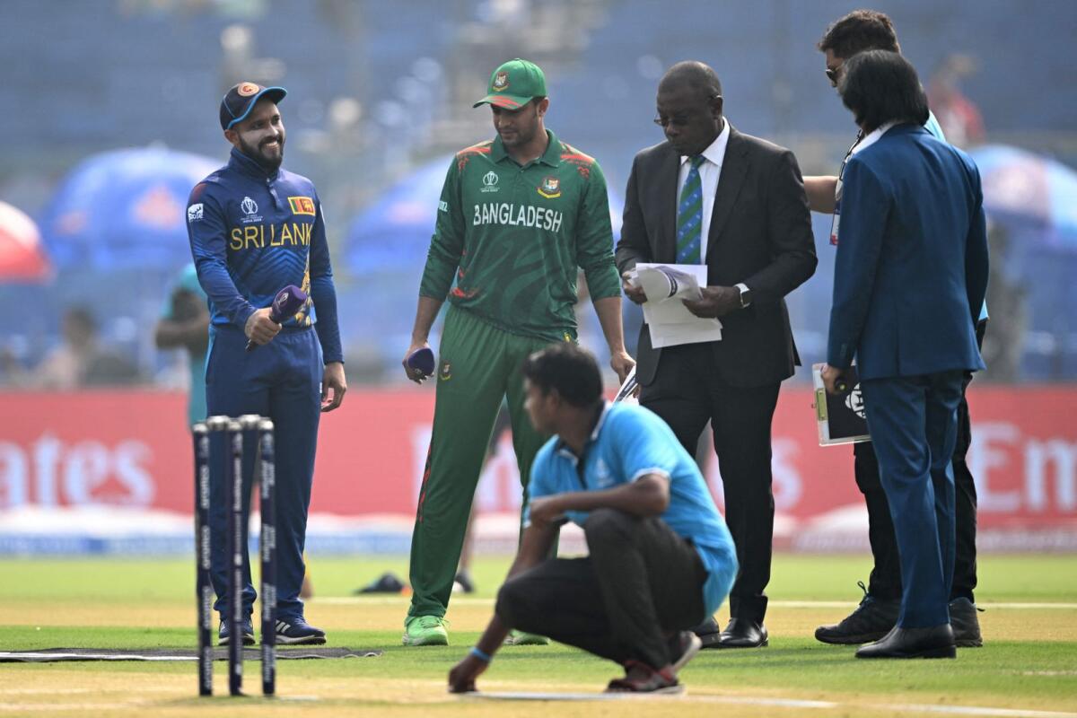 Sri Lanka's captain Kusal Mendis (L) and his Bangladesh counterpart Shakib Al Hasan (2L) during the toss before the start of the 2023 ICC Men's Cricket World Cup one-day international (ODI) match. Photo: AFP