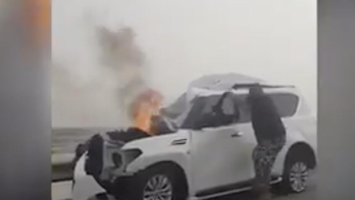 Video: Dubai hero cop rescues Emirati from burning car