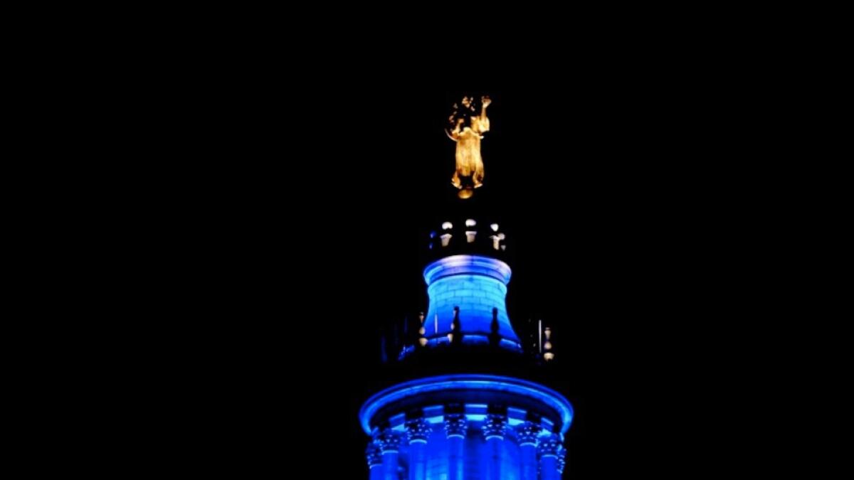 Manhattan Municipal Building, NYC turned blue in solidarity with health workers.