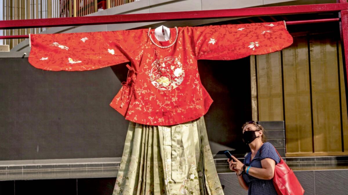 As part of Expo festivities, costume displays showcased stunning traditional silks complete with red and gold embroidery, as well as gorgeous fans.