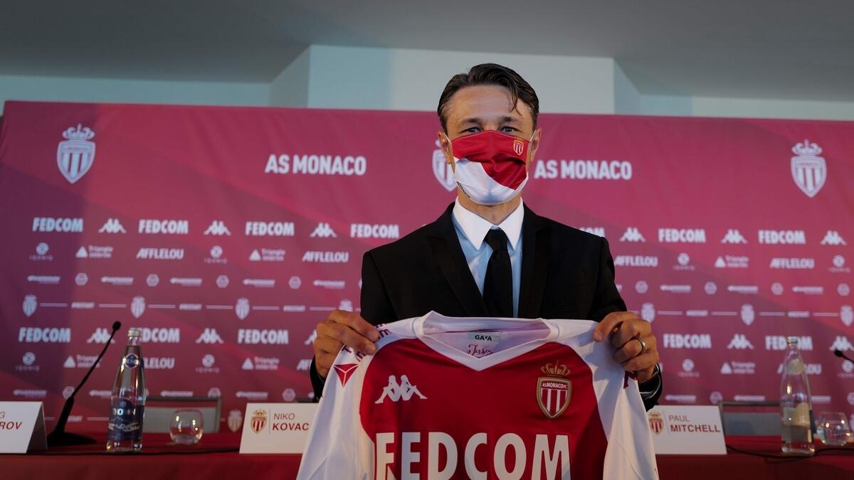 Niko Kovac poses with Monaco's jersey during his official presentation. (AFP)