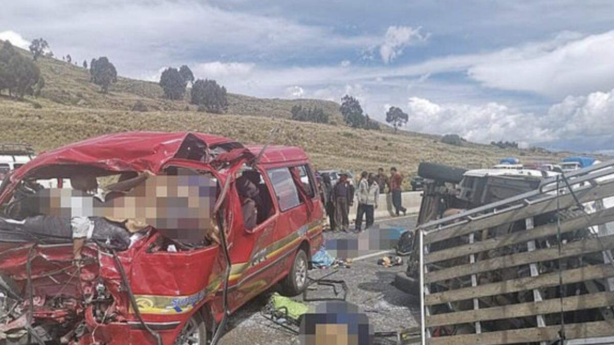 Head-on bus crash in Bolivias highlands leaves 17 dead