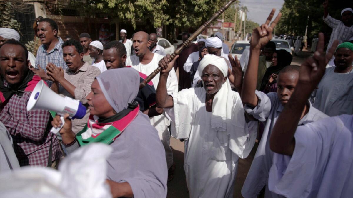 Les gens manifestent à Khartoum contre un coup d'État militaire.  - AP
