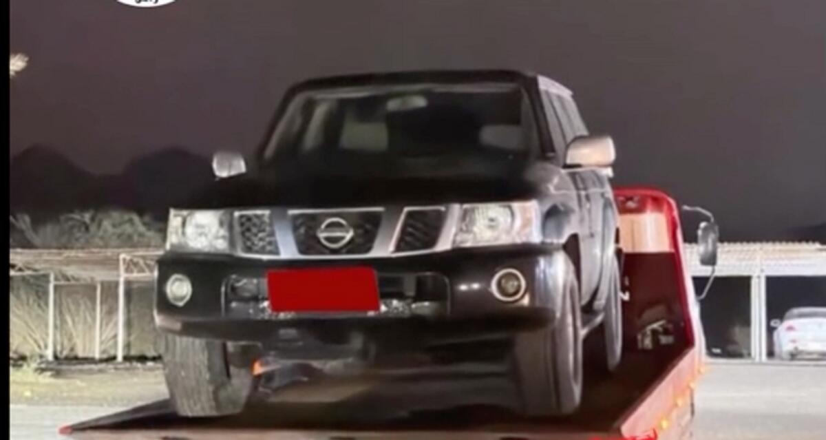 شاهد: الشرطة الإماراتية تعتقل سائقاً لقيامه بحركات مثيرة أمام سيارة الدورية