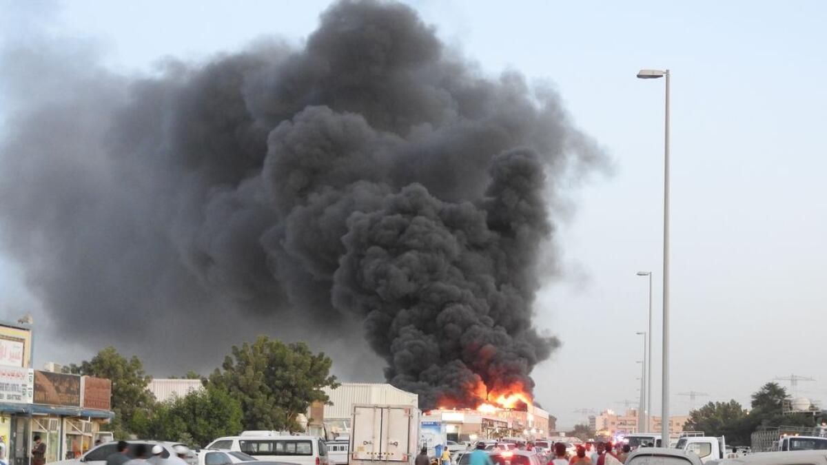 Massive fire destroys a textile warehouse in Ajman