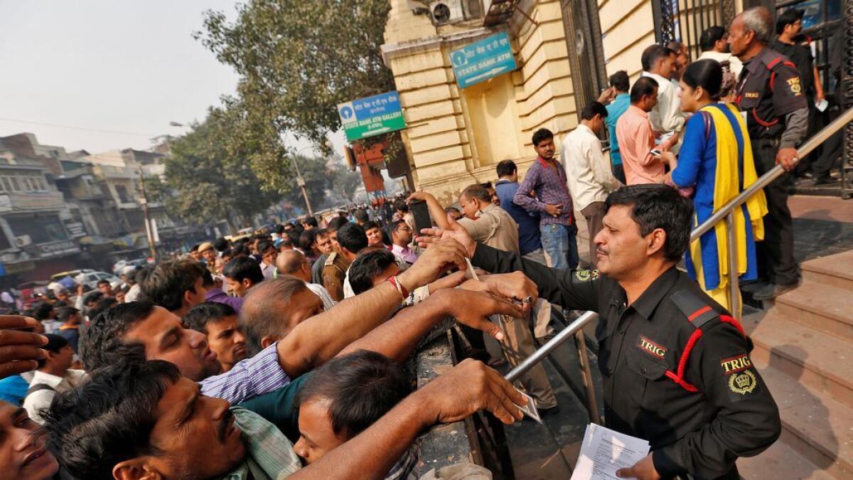 Long queues at Indian banks to exchange old notes