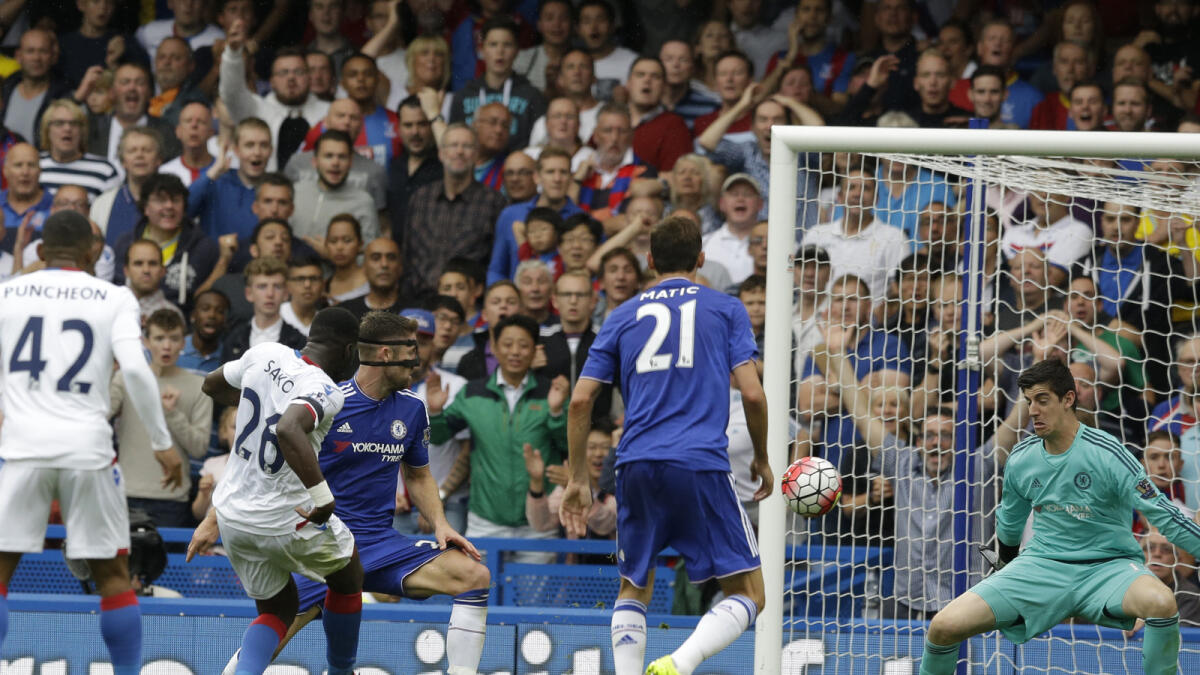 Crystal Palace’s Bacary Sako (second left) scores his side’s first goal against Chelsea during the English Premier League match at Stamford Bridge stadium on Saturday. 