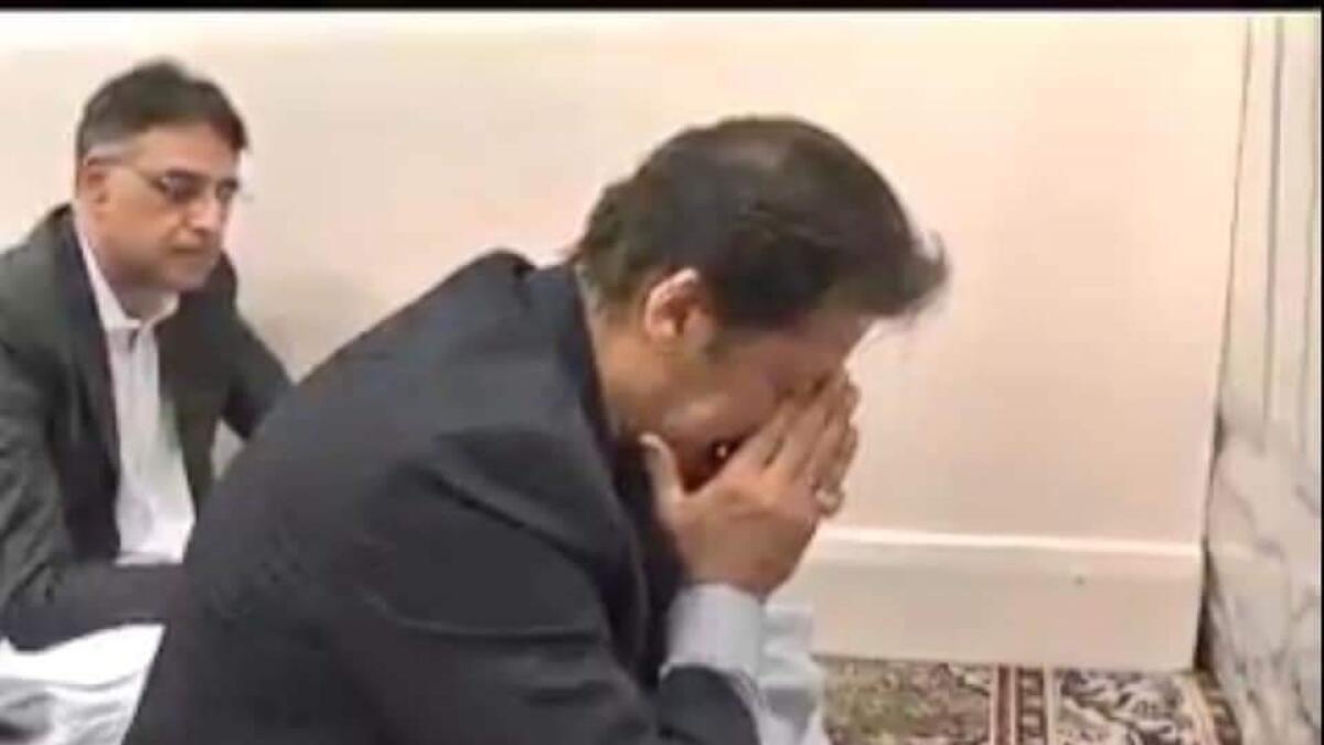 Video: Imran Khans emotional prayer at Prophet Muhammads (PBUH) mosque in Madinah