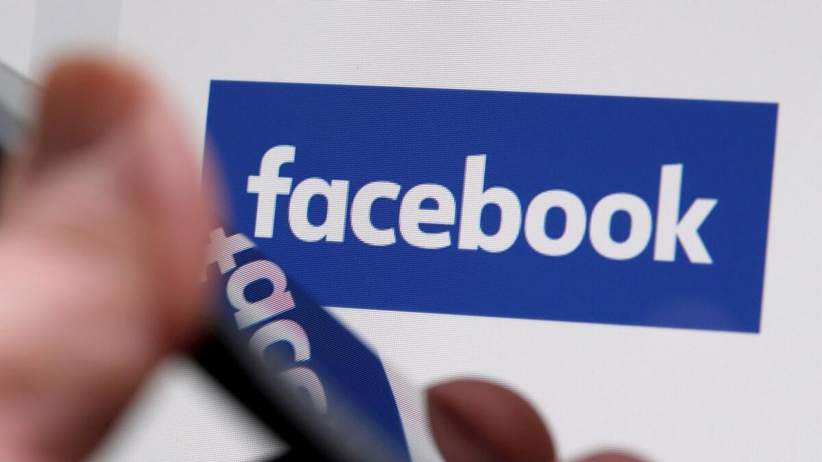 Mobile ads tow Facebook shares to all-time high