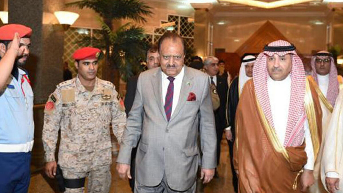 Pakistani president visits Prophets Mosque in Madinah