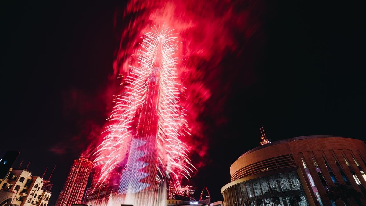 Featuring a total of 1,371kg of fireworks, placed across a 207 firing locations, what followed was the longest set of consecutive fireworks in the history of the Burj Khalifa New Year’s Eve shows.  Spectator were treated to over 15,000 perfectly-choreographed fireworks showcasing 48 pyrotechnic patterns. Select aspects of the show referenced Arabic culture, art and music, starting with  animations on the Burj Khalifa of traditional Oud instrument and strummed to the beat of an Arabesque melody.