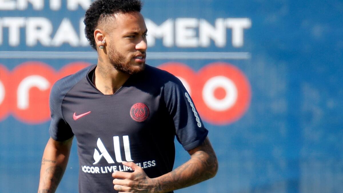 Neymar trains amid reports of Barcelona deal