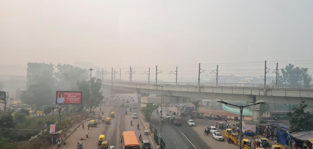 Vehicles near Anand Vihar area amid hazy weather conditions, in New Delhi, Sunday, Nov. 5, 2023. The air quality index deteriorated from 415 at 4 pm on Saturday to 460 at 7 am on Sunday. Photo: PTI